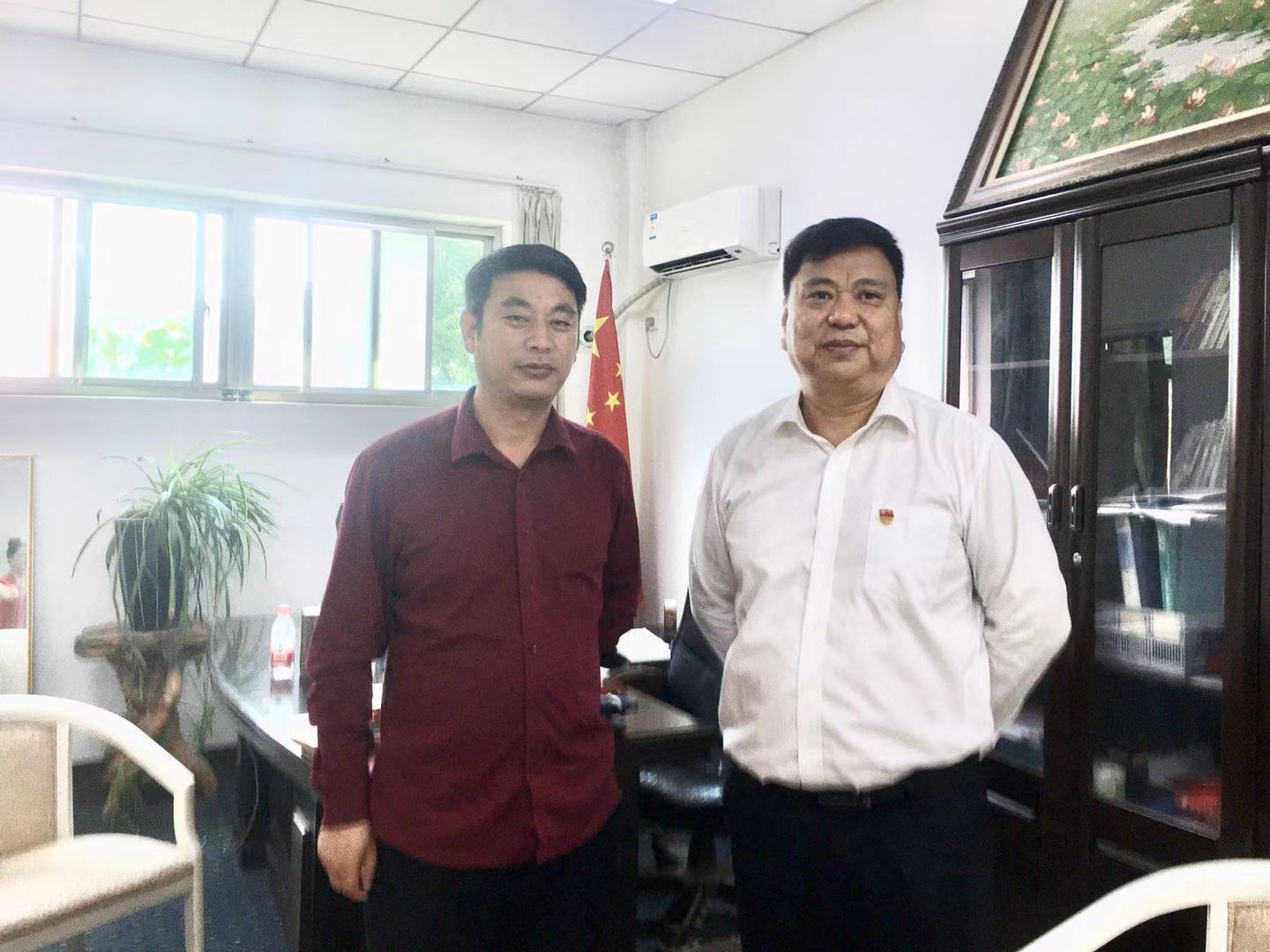 图1-《河南科技报》记者采访洛阳驻郑办书记张银亮(右侧).jpg 图1-《河南科技报》记者采访洛阳驻郑办书记张银亮(右侧).jpg