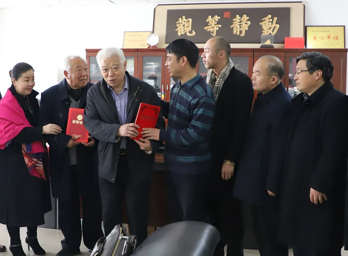 截图20200105-向李向才会长颁发聘书1.png 截图20200105-向李向才会长颁发聘书1.png