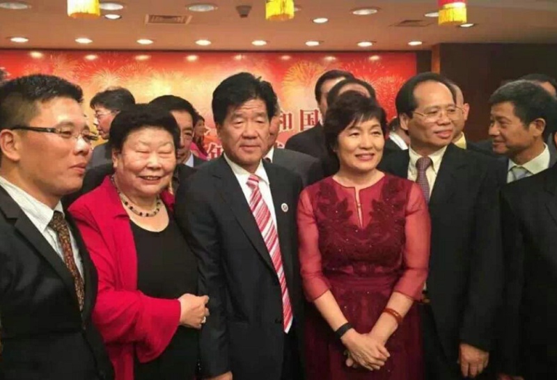 中国驻纽约总领馆大使章启月合影接见-3 - 副本.jpg 中国驻纽约总领馆大使章启月合影接见-3 - 副本.jpg