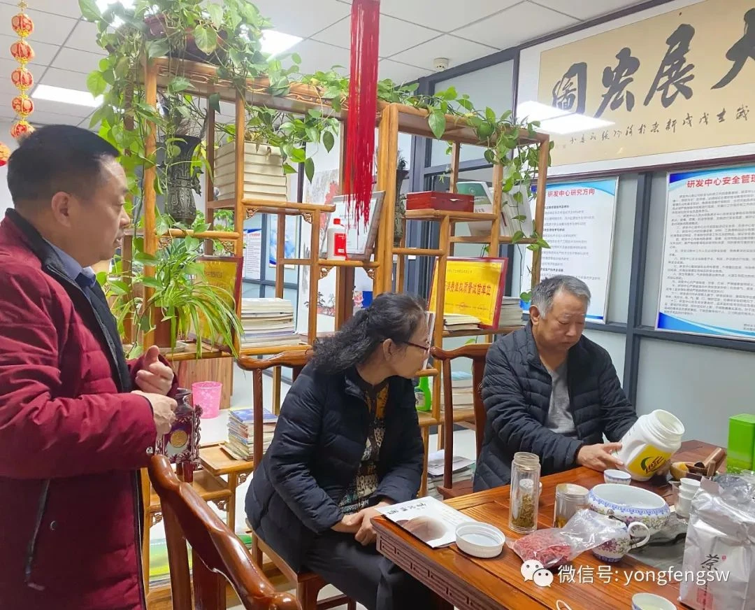 杨文斌先生查看适合戈壁林业、低效林改造的沃有一手品牌技术产品.jpg 杨文斌先生查看适合戈壁林业、低效林改造的沃有一手品牌技术产品.jpg